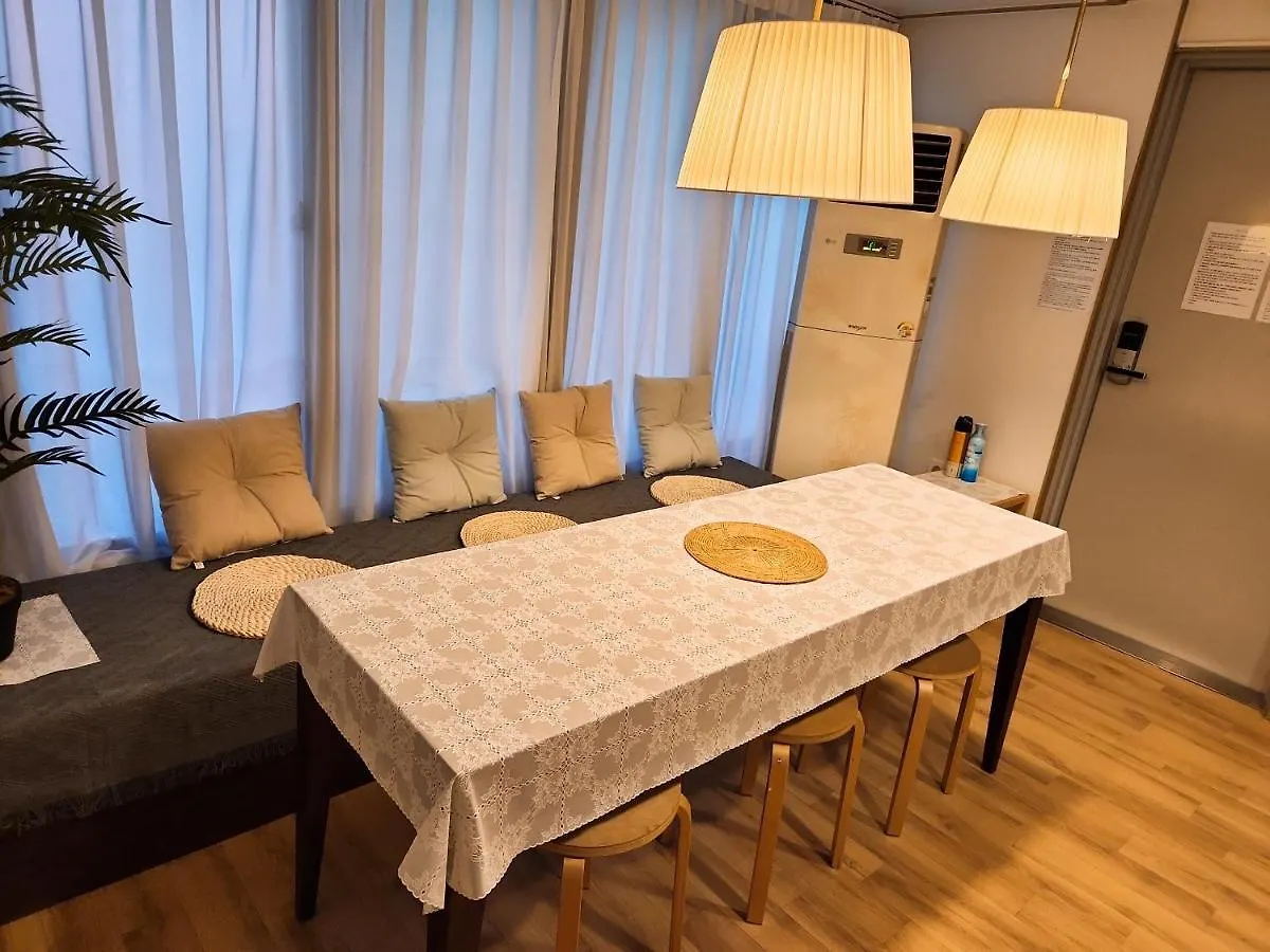 3 Rooms For Rent Near Mapo-Gu Office Station, Mapo-Gu, Seoel 0*, Seoel Zuid-Korea